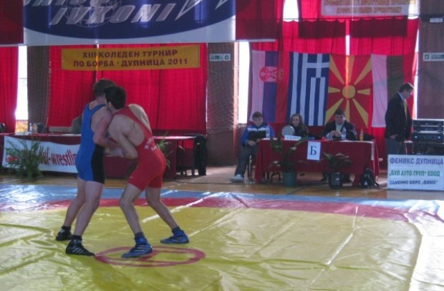 Коледен турнир по борба за деца и юноши в Дупница