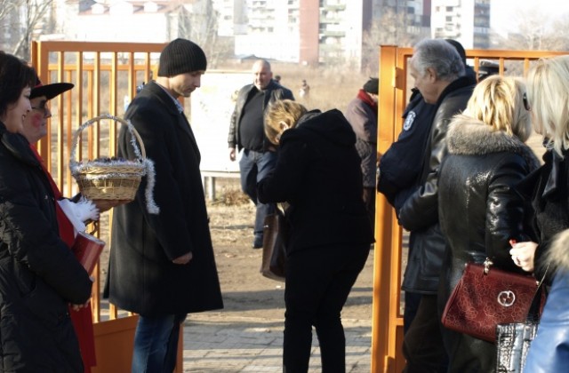 Полицаи и НСО охраняват  Котаракът в чизми