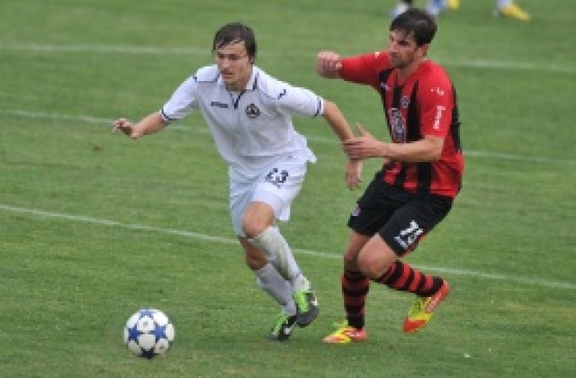 Локо Сф освобождава още петима, търси централен нападател