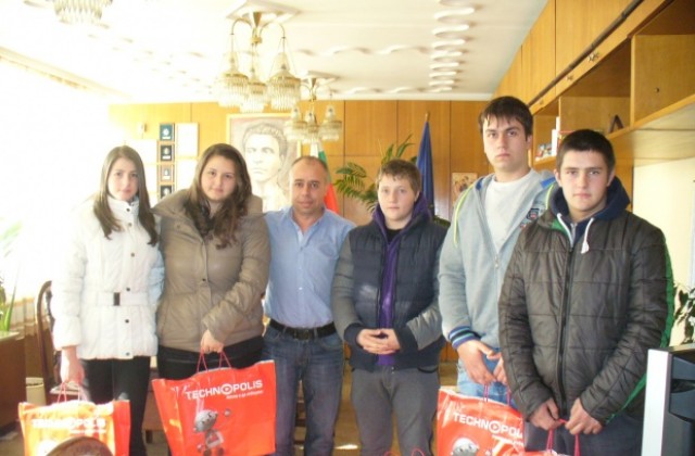 Децата на загинали и починали служители от системата на МВР получиха подаръци за Коледа