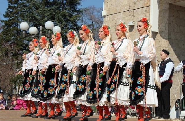 Над 100 фолклорни състава  се надиграват  в Благоевград