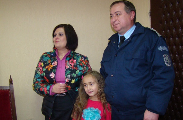 МВР изпрати коледен подарък за дъщеричката на загинал полицай