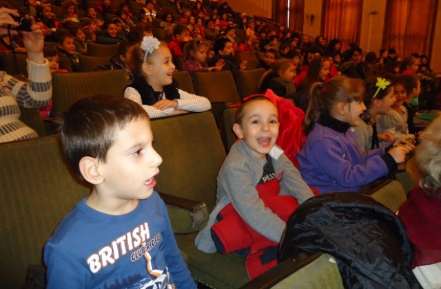 Роси Кирилова зарадва децата на Враца