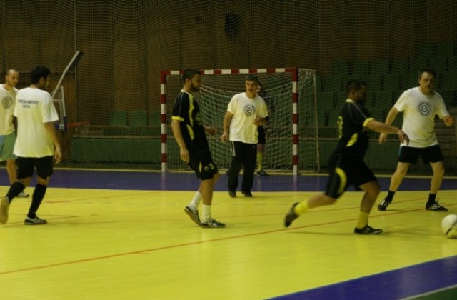 Благотворителен футболен двубой между преподаватели и студенти