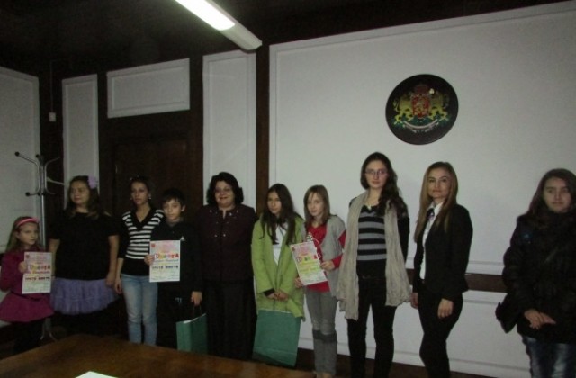 В Г. Оряховица наградиха победителите в два ученически конкурса