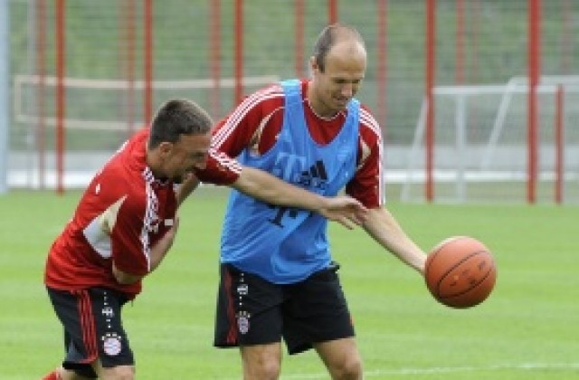 ВИДЕО: Футболистите на Байерн предизвикаха баскетболистите на клуба