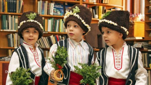 Коледари сурвакат американски дипломат в Аксаково