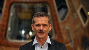 Командир Крис Хедфийлд Хора ще живеят на Луната до 3040