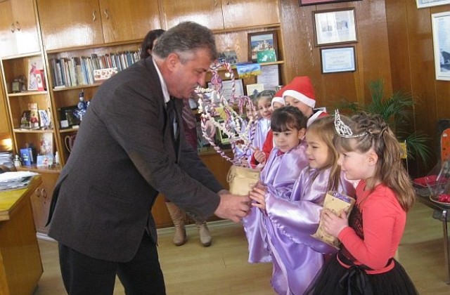 Малчугани с благопожелания към общинарите в Гоце Делчев