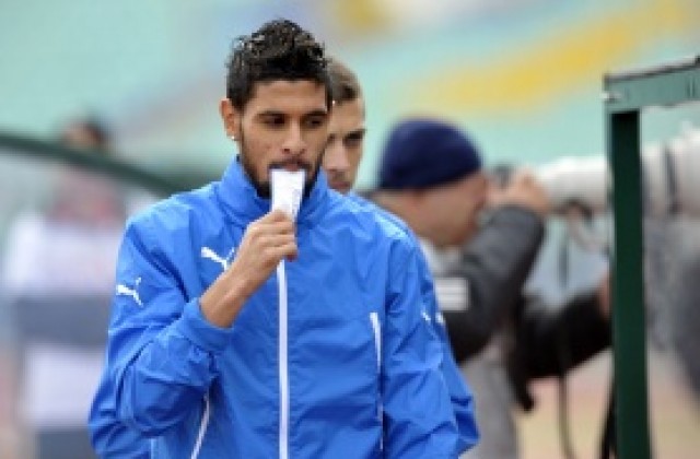 Кевин Бру готов за дербито, почва го от пейката