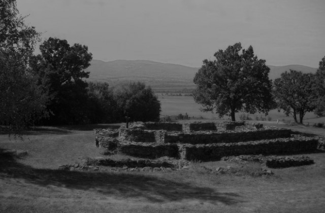 Хоталич помръкна, задигнаха осветлението на средновековната крепост