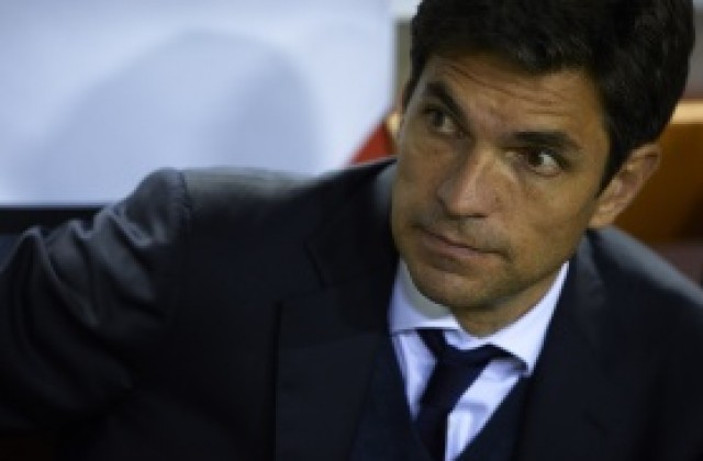 ВИДЕО: Футболен треньор вади рамо, докато дава указания до тъчлинията