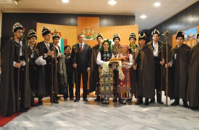 Коледари гостуваха на варненския кмет