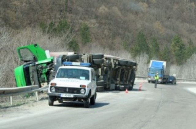 Камион разпиля автомобили в Боаза
