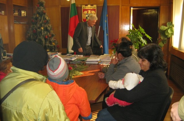 Кметът на Дупница раздаде подаръци на деца в приемни семейства