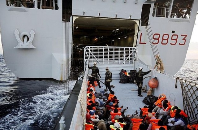 Видео от Лампедуза с разсъблечени в студа мигранти възмути Италия