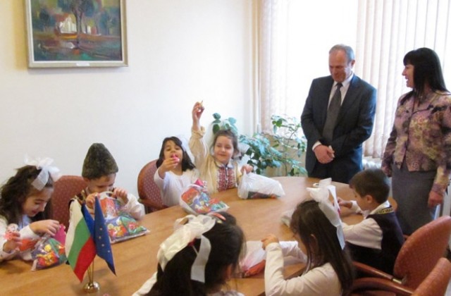 Коледари в Областна администрация Враца