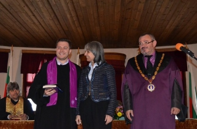 Вицепрезидент, кмет и ректор връчиха дипломите на абсолвенти от ВТУ