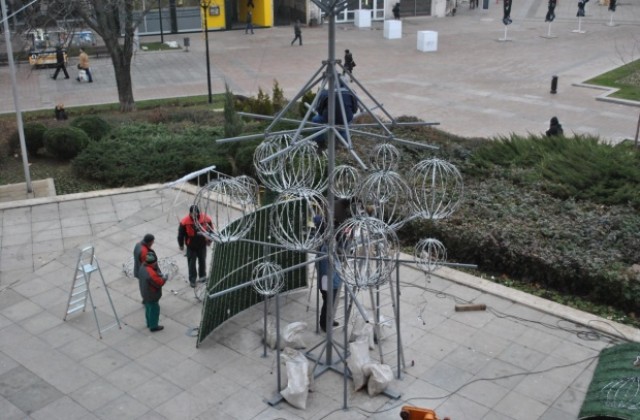 13 метрова led елха украси центъра на Русе