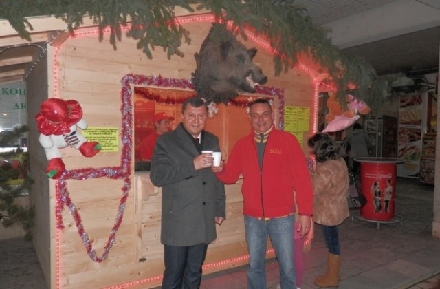 Коледен павилион в Павликени предлага греяно вино и сладки