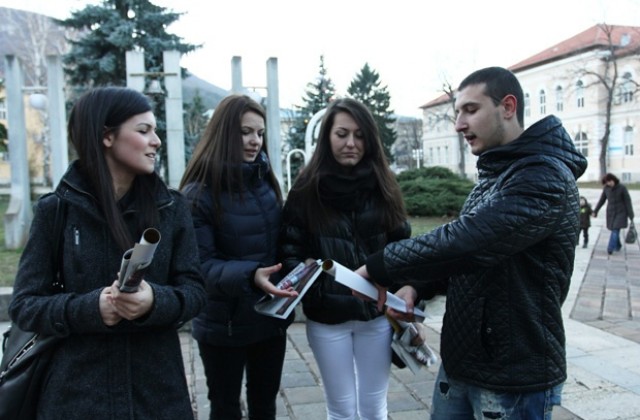 ВМРО-Враца подарява календари с лика на цар Самуил