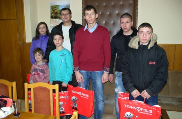 Подаръци за Коледа за шест деца на загинали полицаи