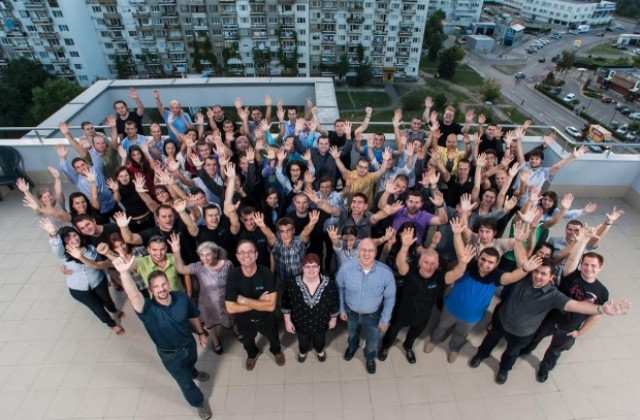 Компания дари 8700 лв. за изграждане на детска площадка във В. Търново