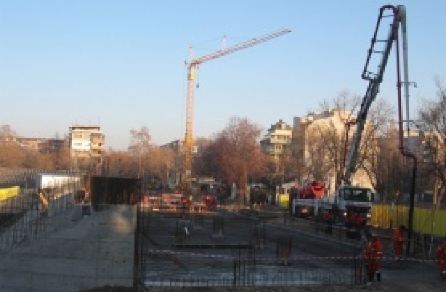 СНИМКИ: Реконструкцията на „Колежа“ продължава