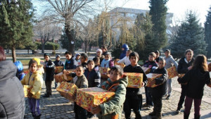 Коледни подаръци за над 200 деца в Гълъбово