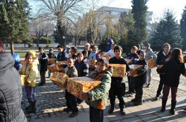 Коледни подаръци за над 200 деца в Гълъбово