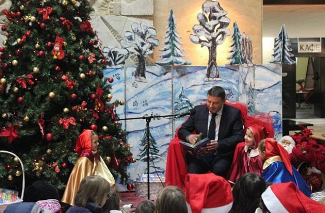 Камбитов прочете приказката „Писмото на джуджетата”