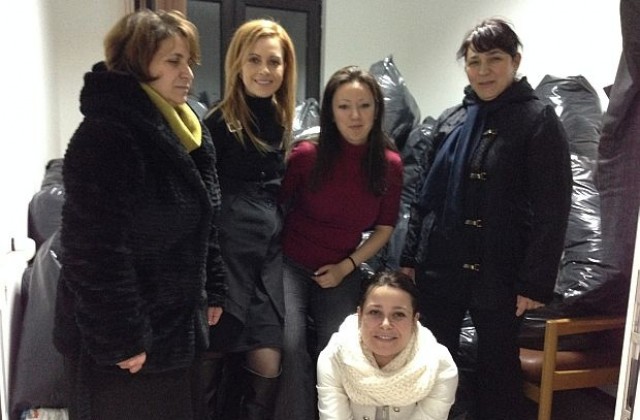 Даряват  дрехи и обувки на бедни