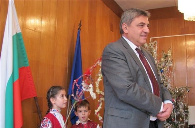 Децата от ЦДГ Смехорани поздравиха областния управител и екипа му