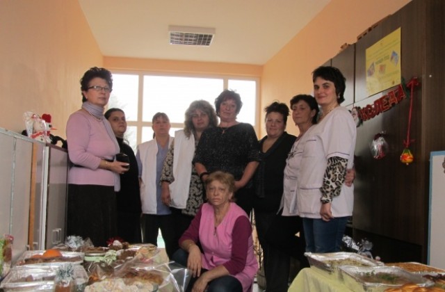 Екипът на ЦДГ Славейче отново дарява храна на социално слаби в Лясковец