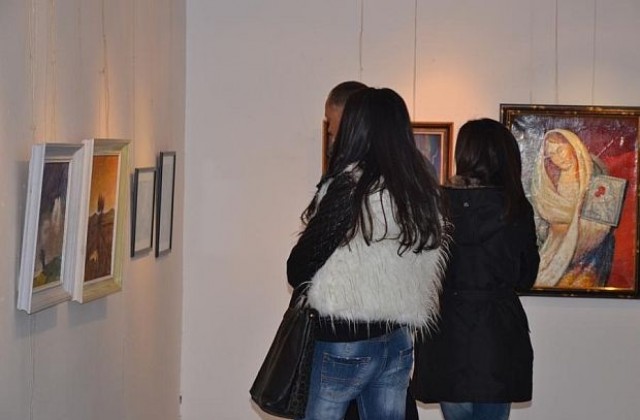 Пъстра коледна експозиция събра десетки благоевградчани