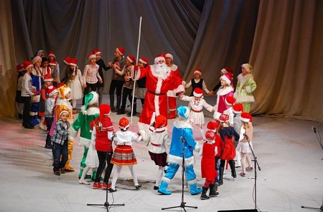 Деца от ОДК изнесоха коледен концерт