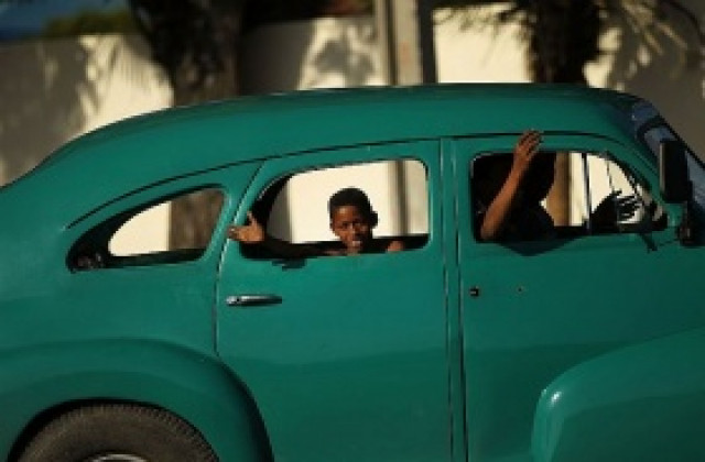 Кубинците отново могат да внасят коли