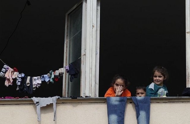 Деца бежанци спят по дивани в социалните служби