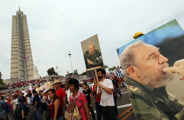 Фидел Кастро похвали брат си за ръкостискането с Обама