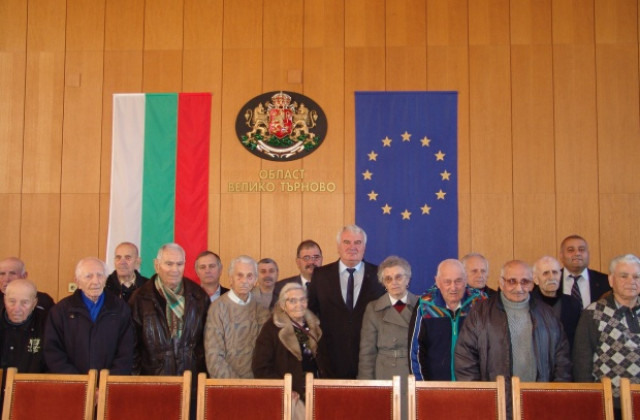 Областният управител се срещна с 25 ветерани и потомци на участниците във войните