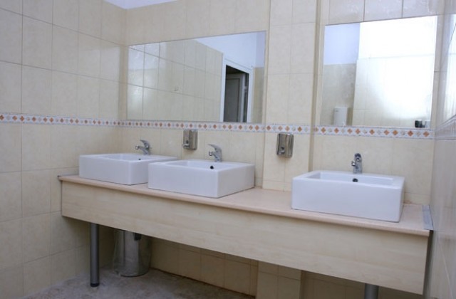Ремонтираха санитарните помещения в спортен комплекс „Добротица”