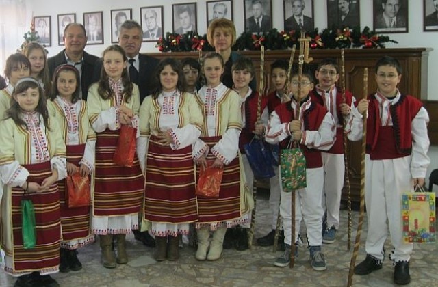 Ученици от II ОУ поздравиха кмета на Гоце Делчев на Игнажден