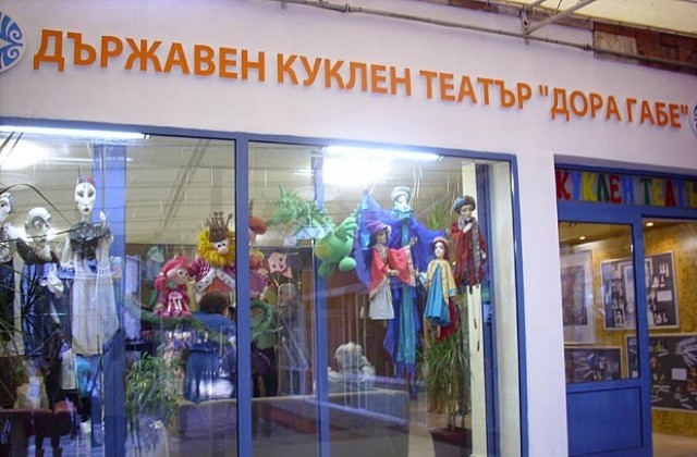 Дядо Коледа ще присъства на три представления в кукления театър