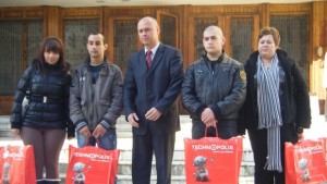 Подаръци за Коледа получиха деца на загинали полицаи