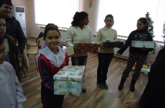 Подаръци за децата от Центъра за обществена подкрепа в Стралджа