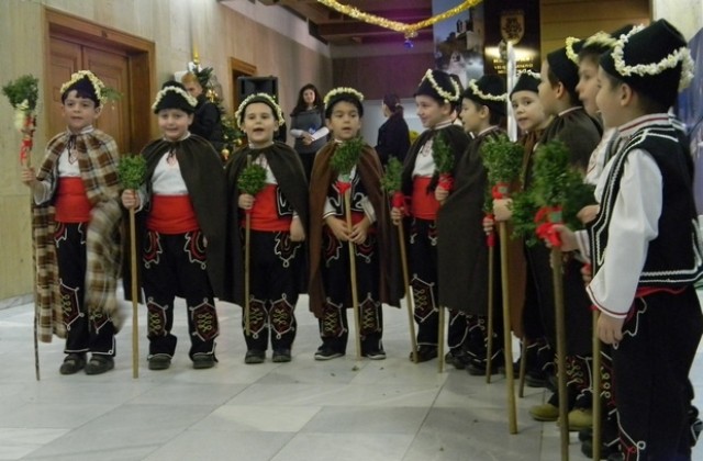 Коледари наричаха за здраве и берекет в общината, пожелаха В. Търново да стане Европейска столица на културата