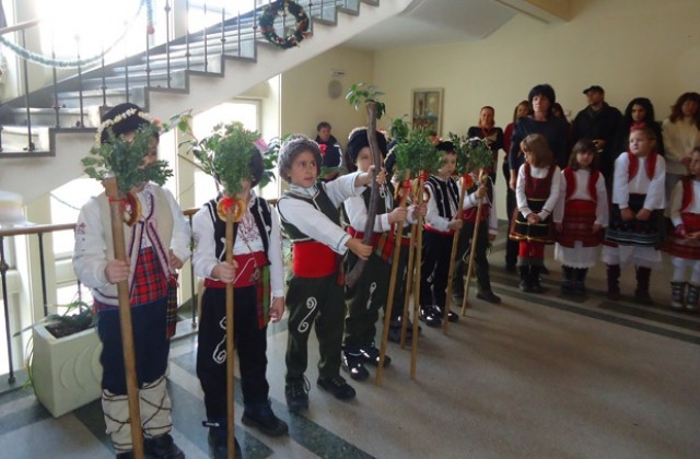 Коледари благословиха врачани