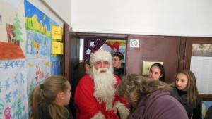 Ученици сираци от ПМГ получиха по 100 лв преди Коледа