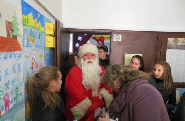 Ученици- сираци от ПМГ получиха по 100 лв. преди Коледа