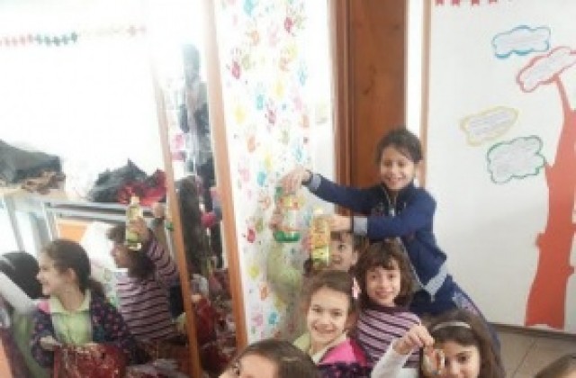 Варненски деца даряват храна на нуждаещи се